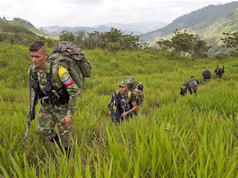 Der Konflikt zwischen der Regierung und den FARC-Rebellen im 21. Jahrhundert; Friedensverhandlungen und die komplexen Herausforderungen der Nachkriegszeit